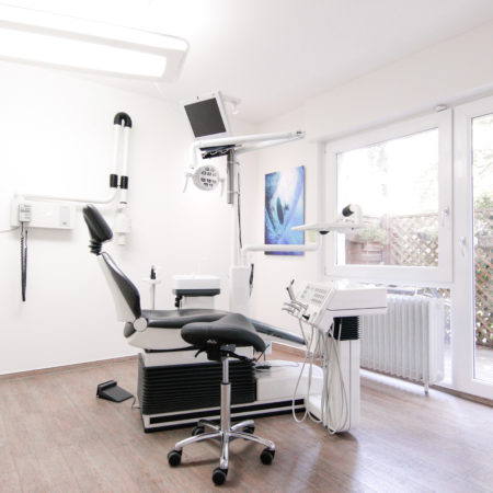 Zahnarzt Ippendorf- Behandlungszimmer mit Stuhl