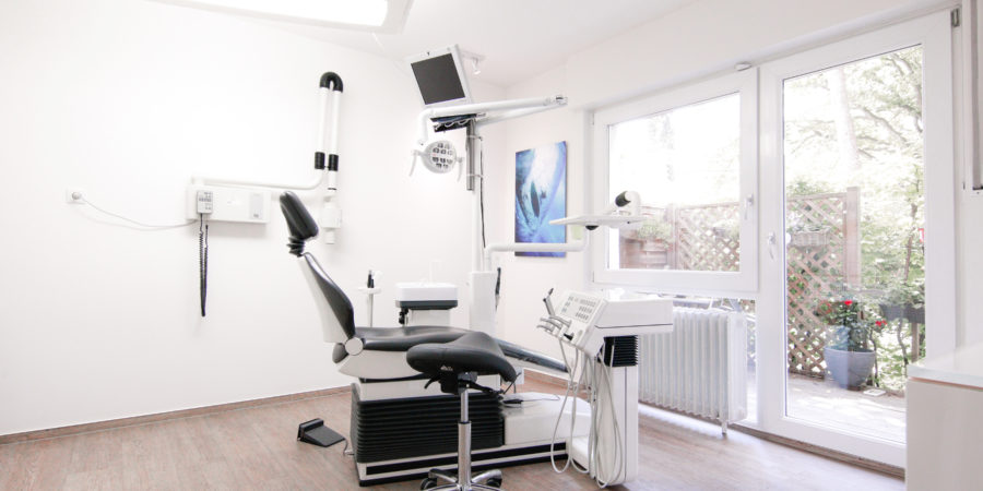 Zahnarzt Ippendorf- Behandlungszimmer mit Stuhl