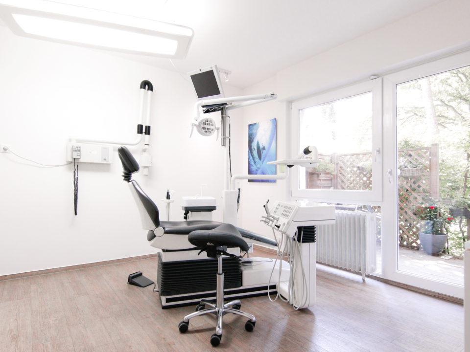 Zahnarzt Ippendorf- Behandlungszimmer mit Stuhl