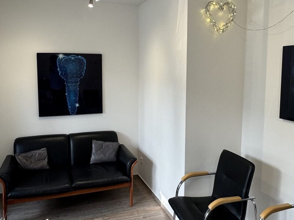 Wartezimmer der Zahnarztpraxis Daniel Malek in Bonn-Venusberg